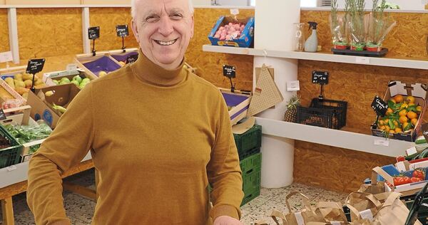 Stylianos Papadopoulos in seinem Geschäft: Der Inhaber blickt zufrieden auf die ersten Wochen zurück.