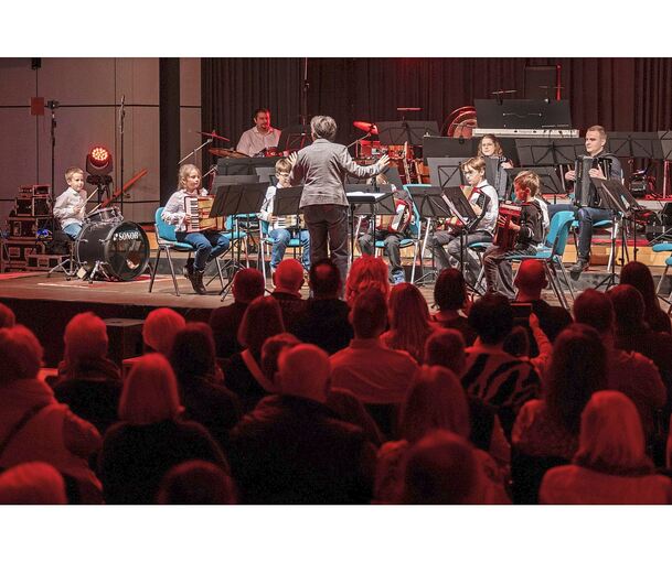 Der Auftakt der Party-Nacht mit den „Rackern“ war noch zurückhaltend, aber nach der Pause gab es im Bürgerhaus kein Halten mehr und das Publikum wurde bestens unterhalten