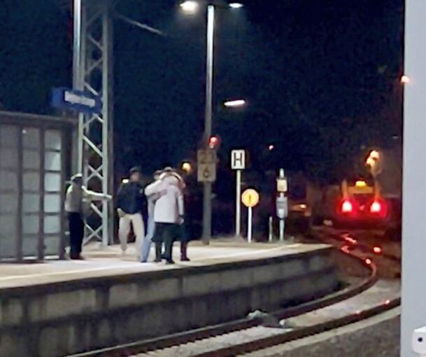 Die Jacke liegt im Gleisbett, ihr Besitzer ist mittlerweile wieder herausgeklettert: Wie verhält man sich als Beobachter an einem einsamen Bahnsteig richtig?