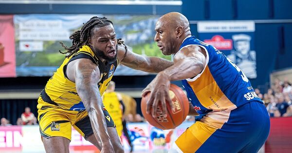 Hart umkämpftes Spiel: Ludwigsburgs Traveon Buchanan (links) gegen DeAndre Lansdowne.