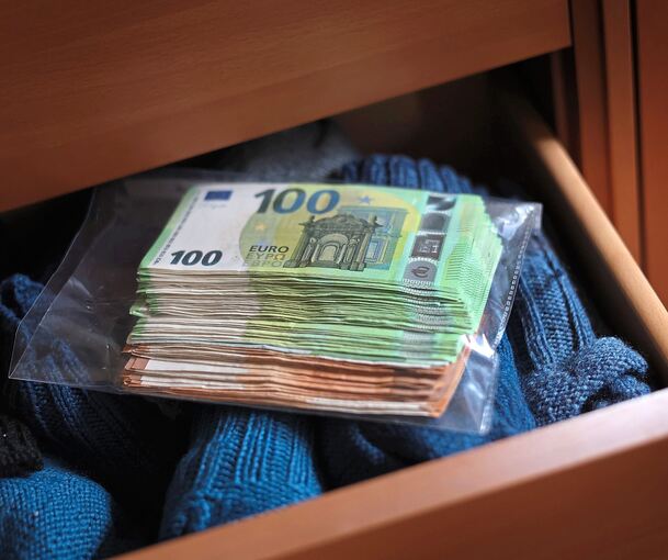 Der Einbrecher entwendet Bargeld und Uhren.