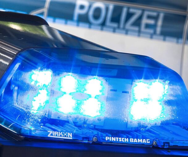 Die Polizei schätzt den Schaden an einem VW-Transporter auf rund 3000 Euro.