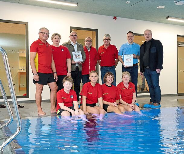 Uwe Seibold (dritter von links) und Albrecht Dautel (zweiter von rechts) nehmen die Auszeichnung entgegen.