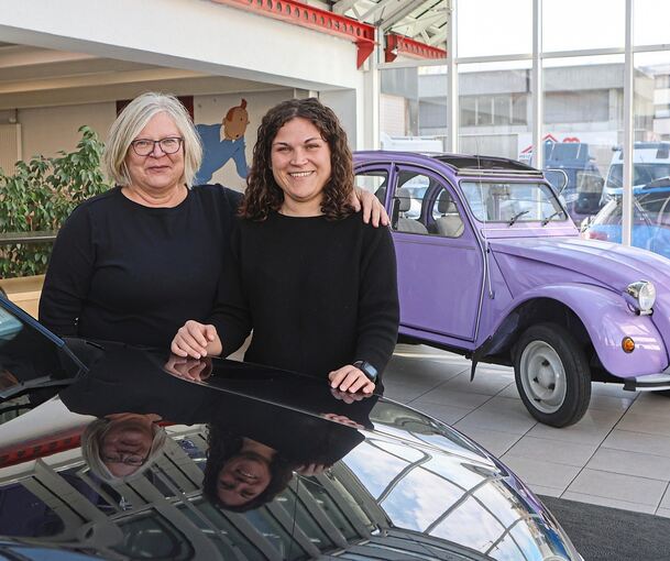 Mutter und Tochter: Karin Bader-Rüdinger (links) und Julia Rüdinger im Foyer ihres Autohauses Bader in Gerlingen. Im Hintergrund der Citroën 2 CV, Baujahr 1987.