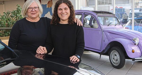 Mutter und Tochter: Karin Bader-Rüdinger (links) und Julia Rüdinger im Foyer ihres Autohauses Bader in Gerlingen. Im Hintergrund der Citroën 2 CV, Baujahr 1987.
