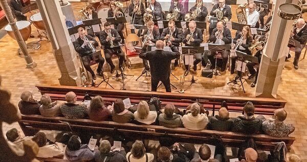 Beim Auftritt des Posaunenchors in der Mauritiuskirche steht Chorleiter Michael Winter zum letzten Mal beim traditionellen Adventskonzert am Dirigentenpult.