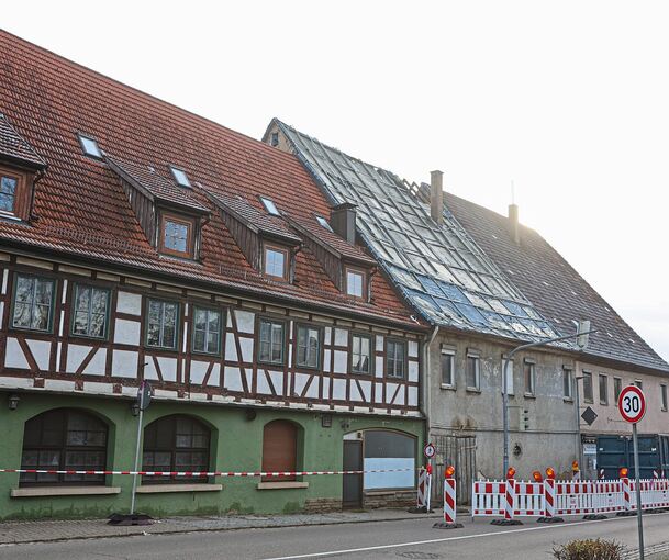 Zum Areal „Grüner Baum“ gehört auch das denkmalgeschützte Gebäude in der Löchgauer Straße 1. Sein einsturzgefährdeter Dachstuhl wird derzeit zurückgebaut.