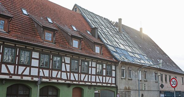 Zum Areal „Grüner Baum“ gehört auch das denkmalgeschützte Gebäude in der Löchgauer Straße 1. Sein einsturzgefährdeter Dachstuhl wird derzeit zurückgebaut.