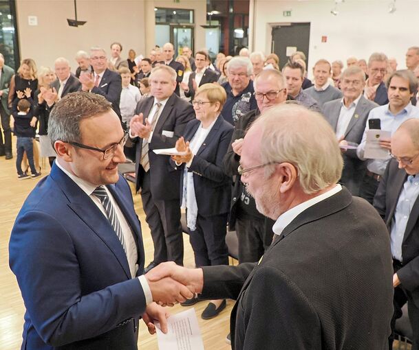 Christian Eiberger wird von seinem ehrenamtlichen Stellvertreter Günter Pfersich verpflichtet.