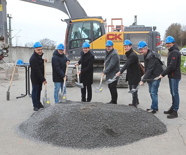 Zum erste Spatenstich trafen sich die Projektbeteiligten und (Kommunal-)politiker am Kirchheimer Bahnhof.