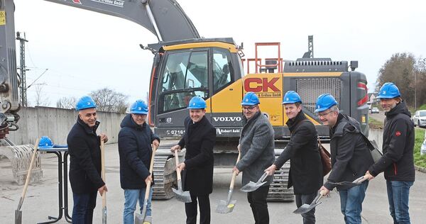 Zum erste Spatenstich trafen sich die Projektbeteiligten und (Kommunal-)politiker am Kirchheimer Bahnhof.