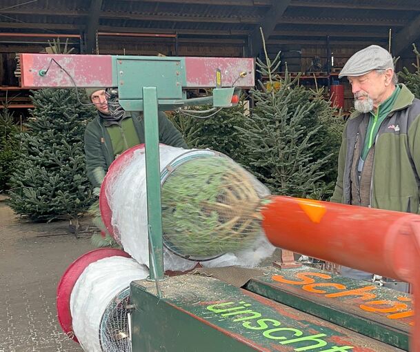 Friedrich Waidelich (rechts) an einer Verpackungsmaschine.