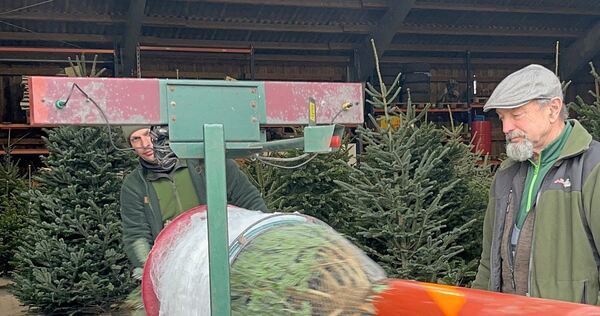 Friedrich Waidelich (rechts) an einer Verpackungsmaschine.