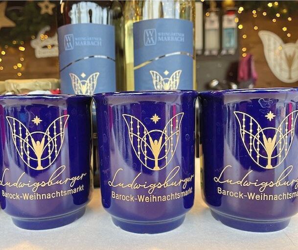 Diese blauen Keramikbecher sind auf dem Barock-Weihnachtsmarkt an vielen Ständen zu finden.