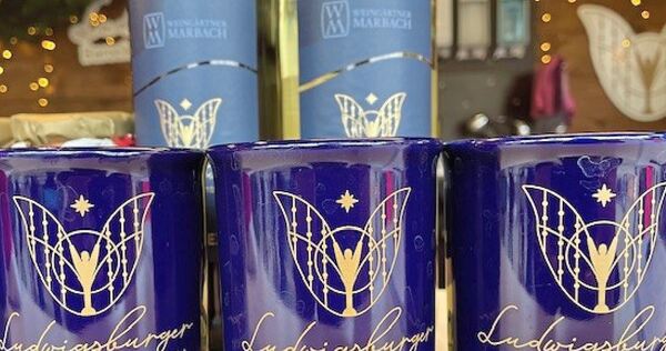 Diese blauen Keramikbecher sind auf dem Barock-Weihnachtsmarkt an vielen Ständen zu finden.