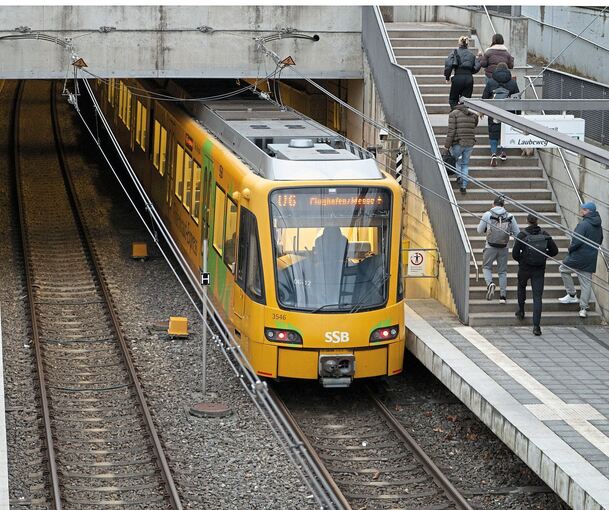 Eine Stuttgarter Stadtbahn fährt von Gerlingen Richtung Flughafen: Ab 2031 sollen die gelben Züge auch Trumpf und Thales in Ditzingen ansteuern.