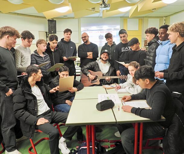 Erste Probe im Klassenzimmer.
