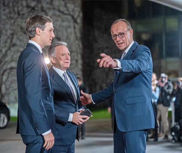 Kanzler Friedrich Merz (re., CDU) begrüßt am Montag am Kanzleramt die wichtigsten Vertreter der US-Delegation für die Ukraine-Verhandlungen: Jared Kushner (li.) und Steve Witkoff.