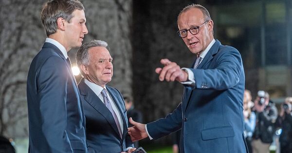 Kanzler Friedrich Merz (re., CDU) begrüßt am Montag am Kanzleramt die wichtigsten Vertreter der US-Delegation für die Ukraine-Verhandlungen: Jared Kushner (li.) und Steve Witkoff.