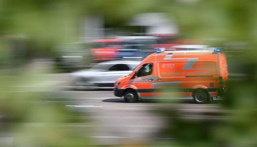 Ein Rettungswagen fährt zu einem Einsatz