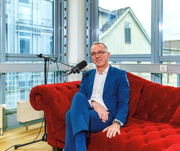 Marc Nickel spricht auf der News Couch über die Neustrukturierung der RKH-Kliniken.