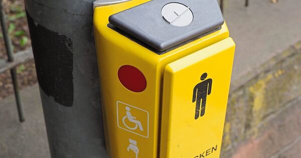 Vollbremsung-an-roter-Ampel-kommt-zu-sp-t-Kind-angefahren