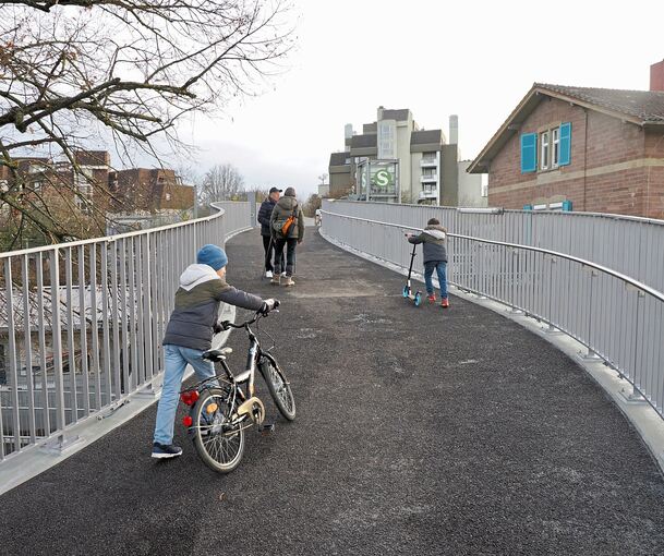 Seit Dienstag ist der frisch sanierte Steg am Korntaler Bahnhof wieder komplett nutzbar und hat auch ein höheres Geländer erhalten.