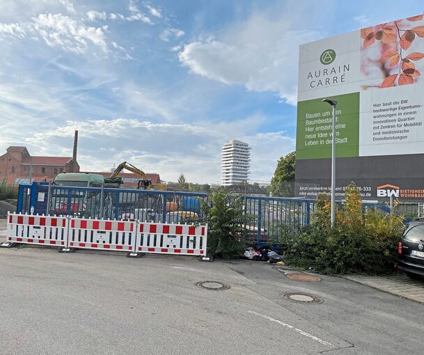 Zwischen Bahnhof und der Wilhelmstraße an der B27 soll das Aurain-Carré entstehen, entgegen erster Planungen werden die Wohnungen aber abschnittsweise errichtet.