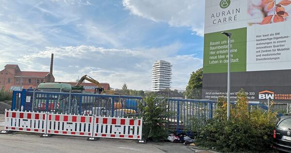 Zwischen Bahnhof und der Wilhelmstraße an der B27 soll das Aurain-Carré entstehen, entgegen erster Planungen werden die Wohnungen aber abschnittsweise errichtet.
