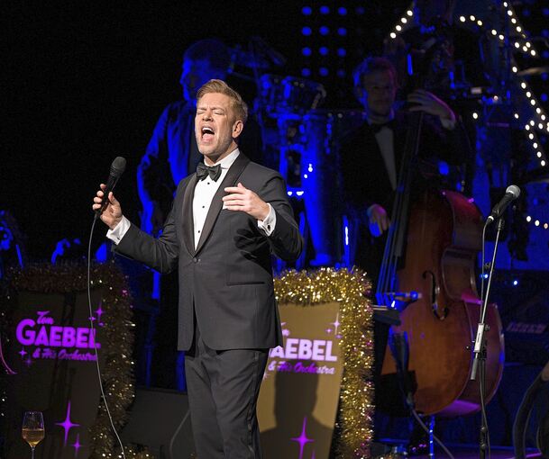 Tom Gaebel setzt im Forum am Schlosspark die „A Swinging Christmas“-Gala in Szene.
