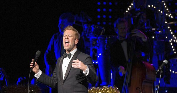 Tom Gaebel setzt im Forum am Schlosspark die „A Swinging Christmas“-Gala in Szene.