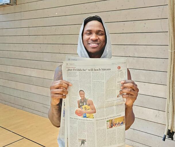 Zufrieden: Babacar Sane mit der LKZ in der Hand.