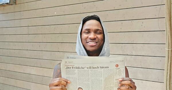 Zufrieden: Babacar Sane mit der LKZ in der Hand.