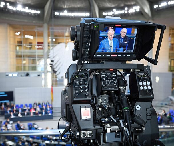 Kanzler Friedrich Merz spricht bei der Regierungsbefragung im Bundestag.