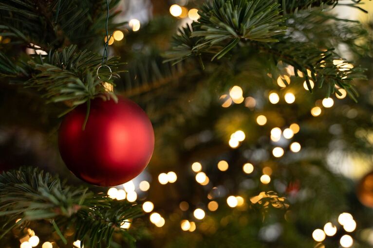 Christbaumkugel am Weihnachtsbaum Christbaumkugel am Weihnachtsbaum