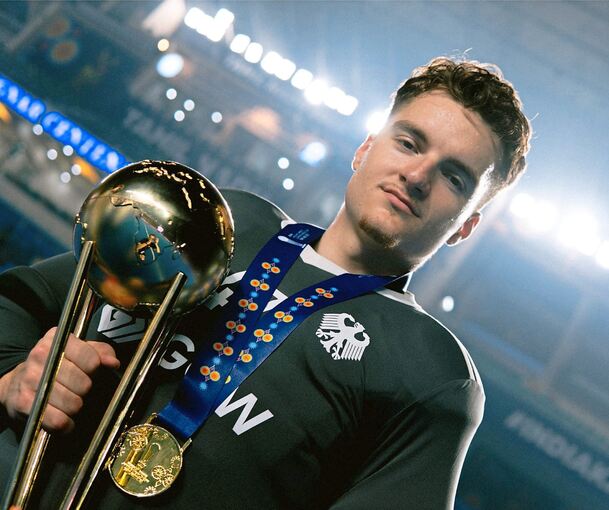Hält am Ende eines Thrillers gegen Spanien den WM-Pokal in der Hand: Keeper Julijan Cerkez.