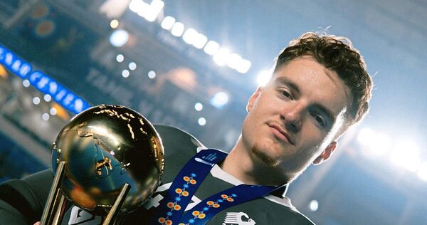 Hält am Ende eines Thrillers gegen Spanien den WM-Pokal in der Hand: Keeper Julijan Cerkez.