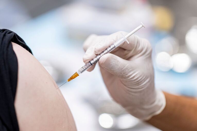 Die Grippewelle rollt - Ist noch genug Impfstoff verfügbar? Die Grippewelle rollt - Ist noch genug Impfstoff verfügbar?