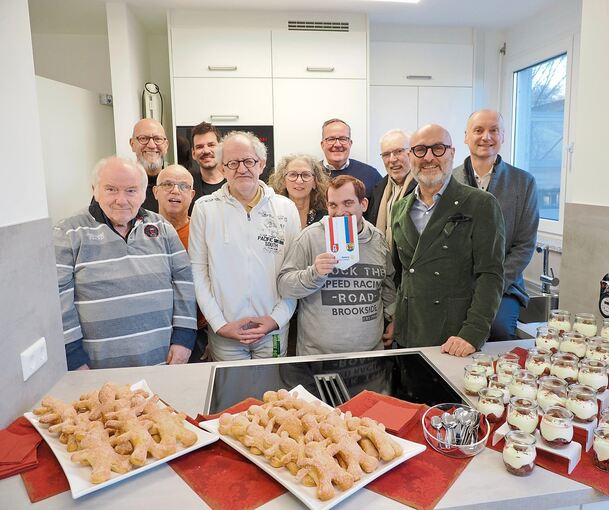 Die neue Küche wird standesgemäß eingeweiht. Die neue Küche wird standesgemäß eingeweiht.