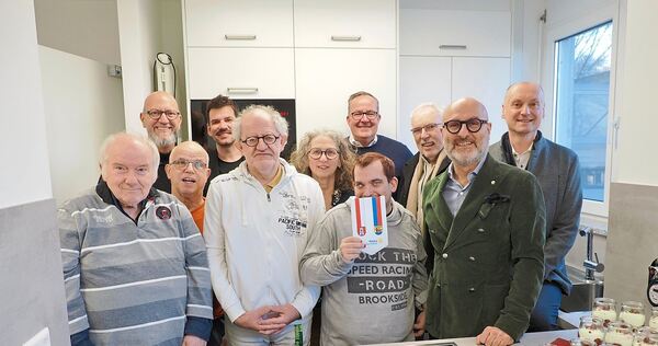 Die neue Küche wird standesgemäß eingeweiht.