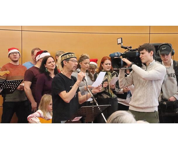 Weihnachtliche und rockige Klänge vor der Fernsehkamera im Vaihinger Karl-Gerok-Stift mit Frontman Georgie Hocker von der Musikschule Slapstick.