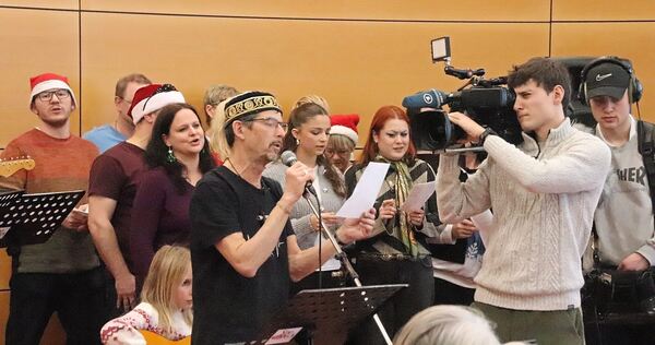 Weihnachtliche und rockige Klänge vor der Fernsehkamera im Vaihinger Karl-Gerok-Stift mit Frontman Georgie Hocker von der Musikschule Slapstick.