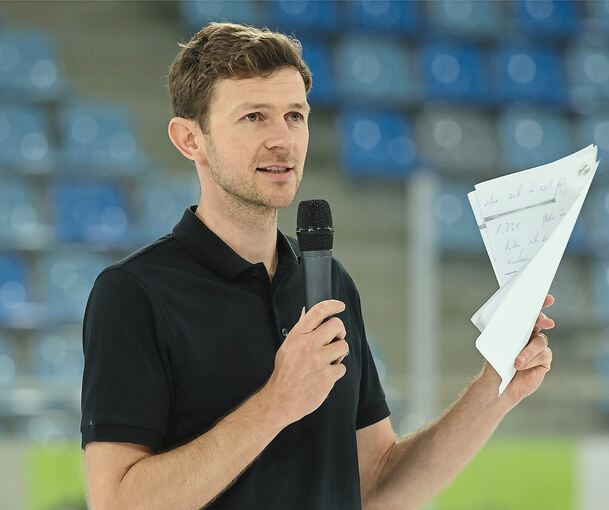 Schwungvoll ins Büro: Steelers-Chef Gregor Rustige sieht Licht am Ende des Tunnels.