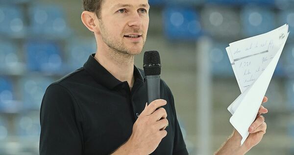 Schwungvoll ins Büro: Steelers-Chef Gregor Rustige sieht Licht am Ende des Tunnels.