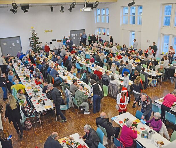 Rund 200 Gäste feiern gemeinsam, wie hier 2024, Heiligabend in der Feuerseemensa. Rund 200 Gäste feiern gemeinsam, wie hier 2024, Heiligabend in der Feuerseemensa.