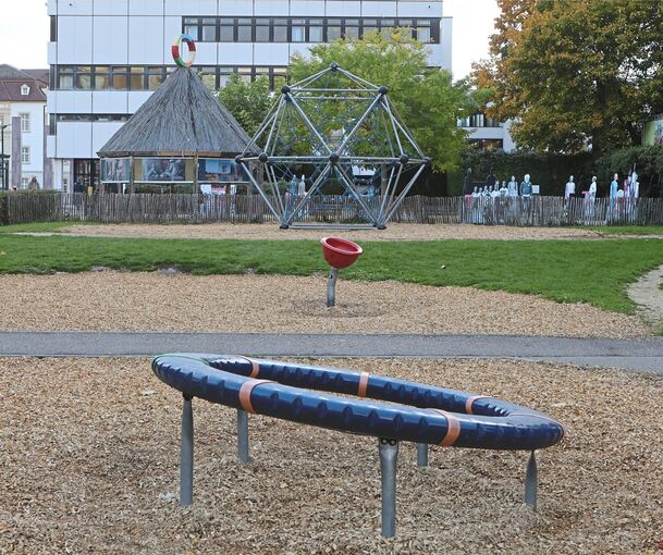 Das Klettergerüst ist beliebt, der Rest des Spielplatzes eher dröge und ohne Schatten. Das soll sich ändern. Das Burkinische Dorf (Hütte) wird saniert, der Spielplatz am südlichen Ende durch den Garten der Religionen ergänzt.