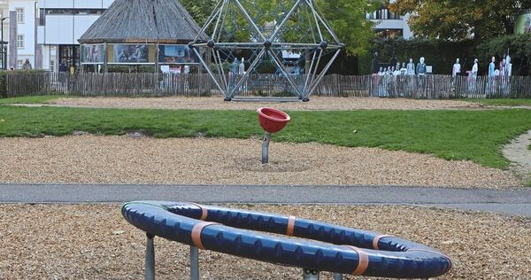 Das Klettergerüst ist beliebt, der Rest des Spielplatzes eher dröge und ohne Schatten. Das soll sich ändern. Das Burkinische Dorf (Hütte) wird saniert, der Spielplatz am südlichen Ende durch den Garten der Religionen ergänzt.