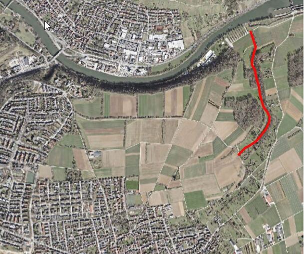 Der Lochwaldgraben (rot markiert) führt von den Feldern vor Oßweil Richtung Neckar.