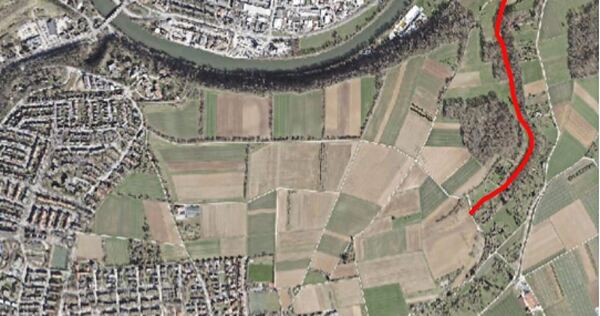 Der Lochwaldgraben (rot markiert) führt von den Feldern vor Oßweil Richtung Neckar.