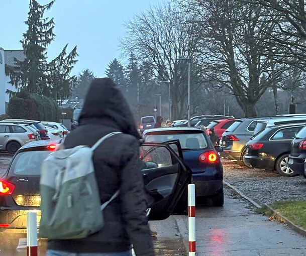 Halten in erster und zweiter Reihe, auch mit Warnblinklicht: für Kinder, die zu Fuß oder mit dem Roller kommen und auf die Straße ausweichen müssen, kommt es in Aspeg immer wieder zu gefährlichen Situationen.
